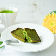 The "Rice Flour Matcha Financier & Matcha Latte Assortment Box" from the matcha specialty brand Senkyu includes gluten-free rice flour matcha financiers and a lightly sweetened matcha latte. T03000001